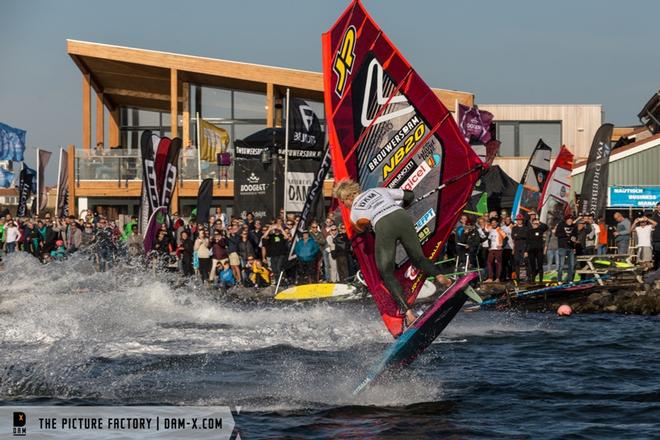Day 3 – Amado Vrieswijk, winner of the tow-in competition – DAM-X EFPT Final ©  The Picture Factory / dam-x.com