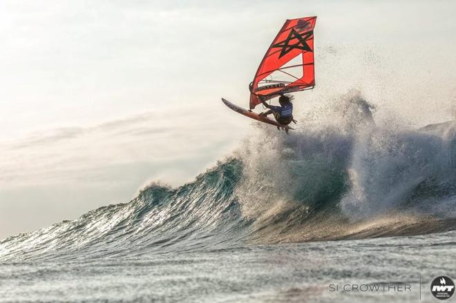 Boujmaa Guilloul flying into the next round – Aloha Classic ©  Si Crowther / IWT