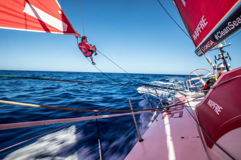 Leg 02, Lisbon to Cape Town, day 13, on board MAPFRE, Sophie Ciszek putting a rope to gybe. Photo by Ugo Fonolla/Volvo Ocean Race. 17 November, 2017 ©  Ugo Fonolla / Volvo Ocean Race