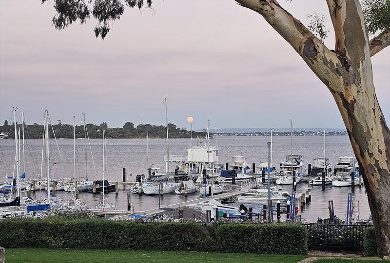 Just beautiful, moon rise over Freshie, calming… - photo © Ray Smith