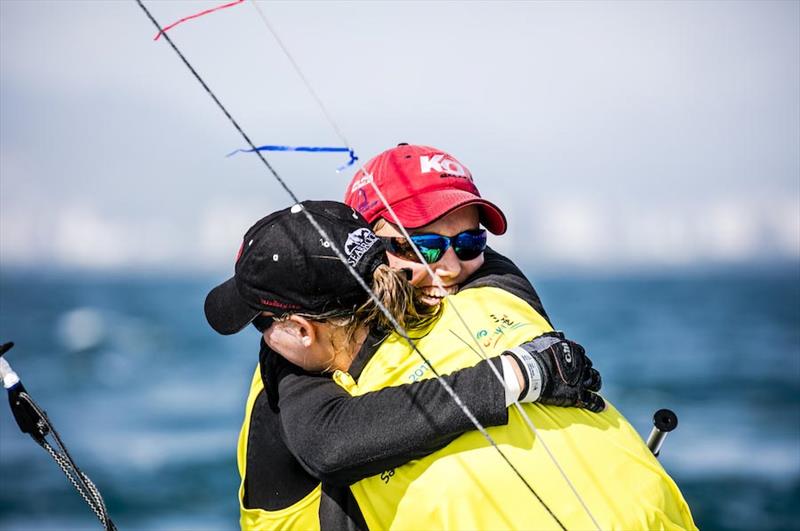 Carmen Cowles (Larchmont, N.Y.) and Emma Cowles (Larchmont, N.Y.), Girls 420. - photo © Jesus Renedo / Sailing Energy