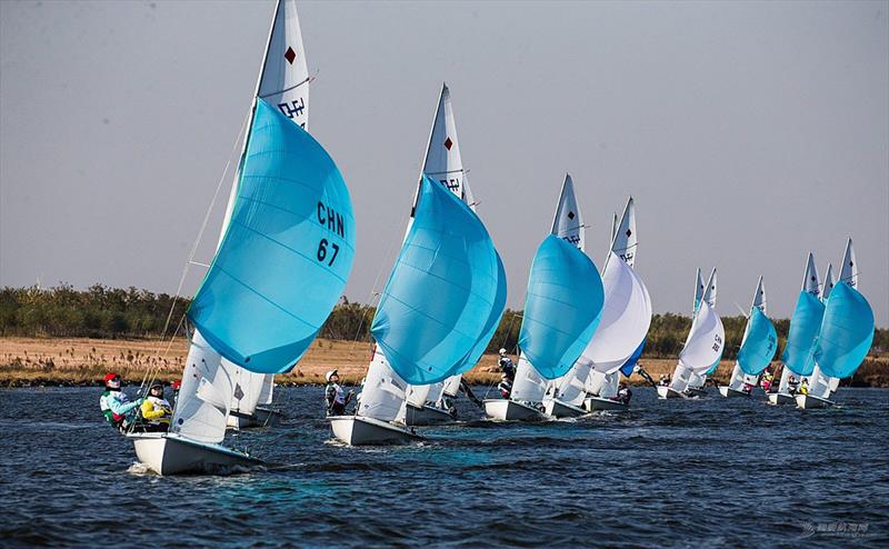 2018 China Sailing League - Weifang, Day 3 photo copyright www.51hanghai.com taken at  and featuring the 470 class