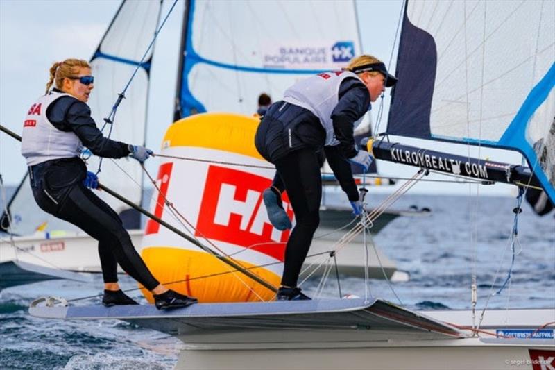 Tension in the 49er FX: The Americans Stephanie Roble/Maggie Shea are only one point behind in second place and fight for the Kieler-Woche title on the final day. - photo © www.segel-bilder.de