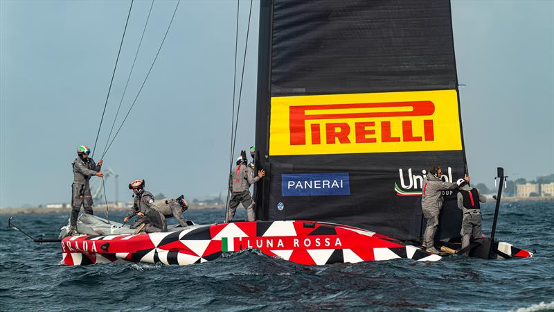 End of session - Luna Rossa Prada Pirelli - LEQ12 - December 13, 2022 - Cagliari, Sardinia - photo © Ivo Rovira / America'sCup