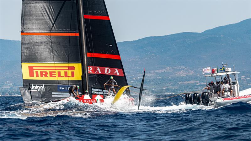 The Italian Luna Rossa Challenge sails the sixth race (Flight 6) of the Louis  Vuitton Cup, the challenge regatta of the America's Cup,Valencia, Spain, 25  April 2007. A challenger will first have