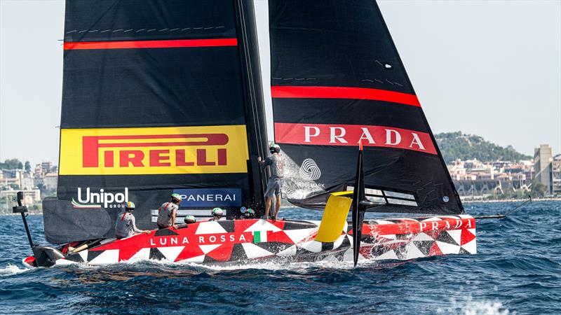 The Italian Luna Rossa Challenge sails the sixth race (Flight 6) of the Louis  Vuitton Cup, the challenge regatta of the America's Cup,Valencia, Spain, 25  April 2007. A challenger will first have