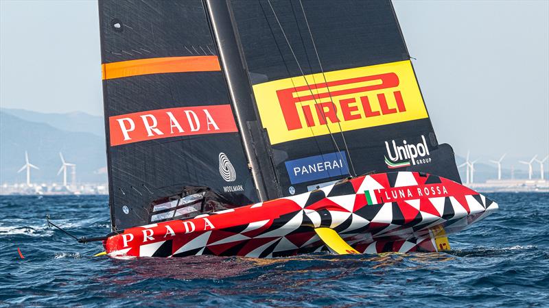 The Italian Luna Rossa Challenge sails the sixth race (Flight 6) of the Louis  Vuitton Cup, the challenge regatta of the America's Cup,Valencia, Spain, 25  April 2007. A challenger will first have