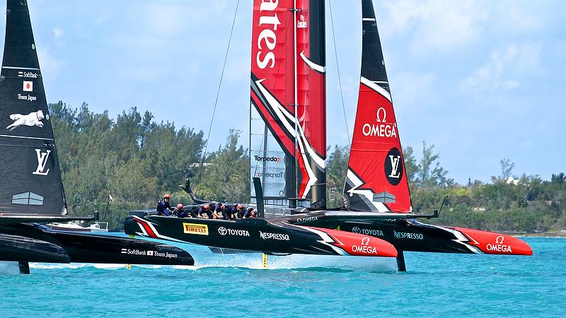 Burling vs Barker for the first time - Start Race 9 - Emirates Team NZ vs Softbank Team Japan - America's Cup Qualifier - Day 2, May 28, 2017 photo copyright Richard Gladwell taken at  and featuring the AC50 class