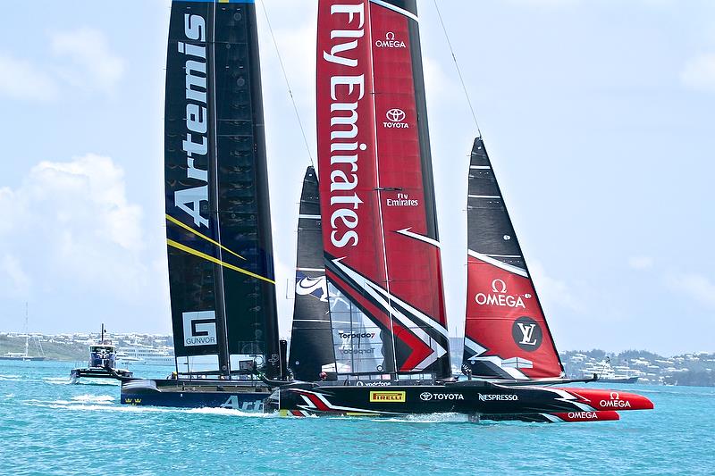 Emirates Team New Zealand does a fast slide to leeward of Artemis Racing - end of Leg 7 - Round Robin 1, Race 14 - America's Cup Qualifier - Day 3, May 29, 2017 photo copyright Richard Gladwell taken at  and featuring the AC50 class