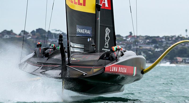 Luna Rossa Prada Pirelli bottom batten subjected to extreme camber - photo © Richard Gladwell / Sail-World.com