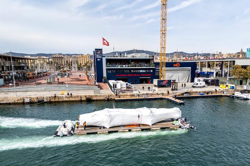 El primer barco de carreras AC75 lanzado al público llega al sitio de Alinki Red Bull Racing