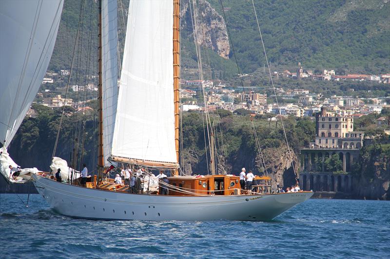 Naema passes Sorrento. - photo © James Boyd / <a target=