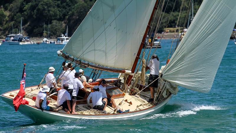 Ariki heads for the finish and line honours - Mahurangi Regatta - January 2020 - photo © Richard Gladwell / Sail-World.com