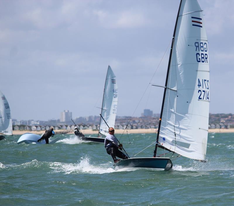 Allen Contender Travellers at Highcliffe - photo © Sarah Desjonqueres