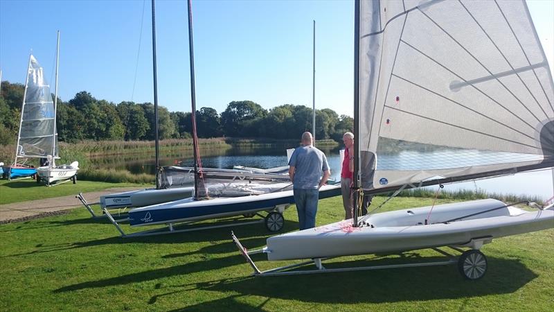 Discussion during the D-Zero Open at Hunts - photo © Paul Jefferies