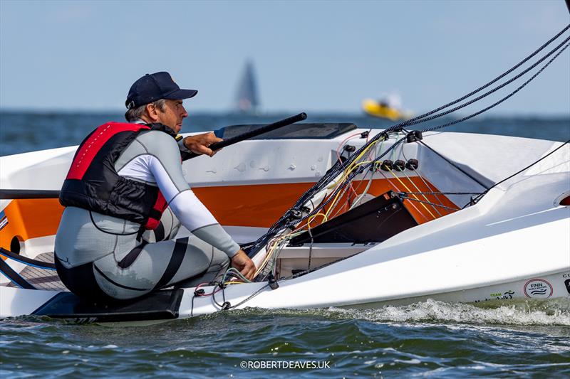 Finn World Masters Medemblik: Day 4 – Light Winds, High Scores, and Drama on the Water!