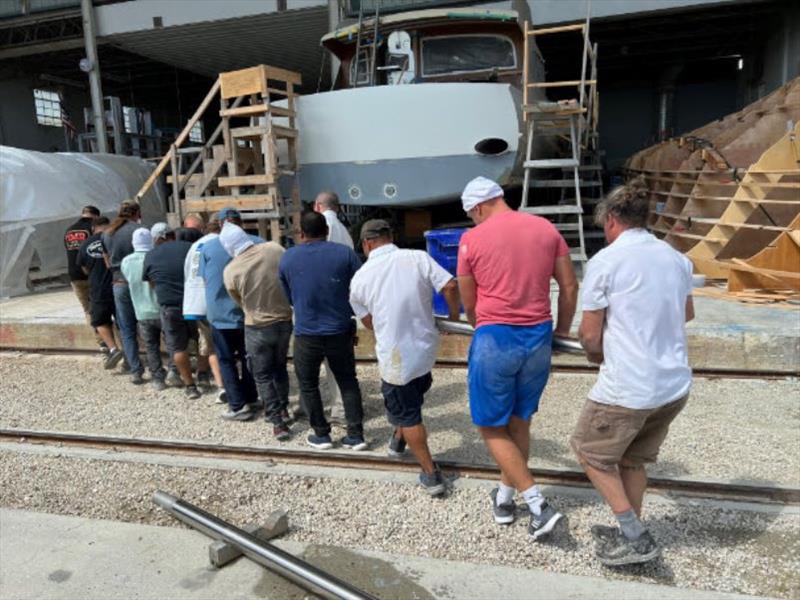 Hull #7 - Egyptians installing shafts - photo © Michael Rybovich & Sons