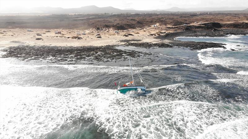 Guy deBoer's Spirit should be salvaged before the expected swell coming in Monday photo copyright Felix Montenegro Pujales / Osvaldo Martinez taken at  and featuring the Golden Globe Race class