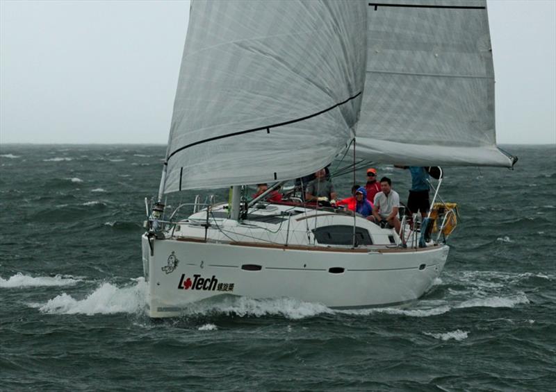 LoTech heads for shelter – Peroni Summer Saturday Series , Race 6 - photo © Event Media