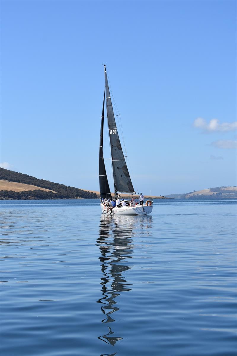 Midnight Rambler searching for wind in Division 1 of the Combined Clubs Summer Pennant Series - photo © Jane Austin