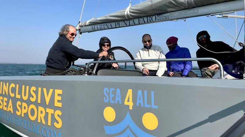 Attività marine che includono vela, kitesurf, paddle, ecc.