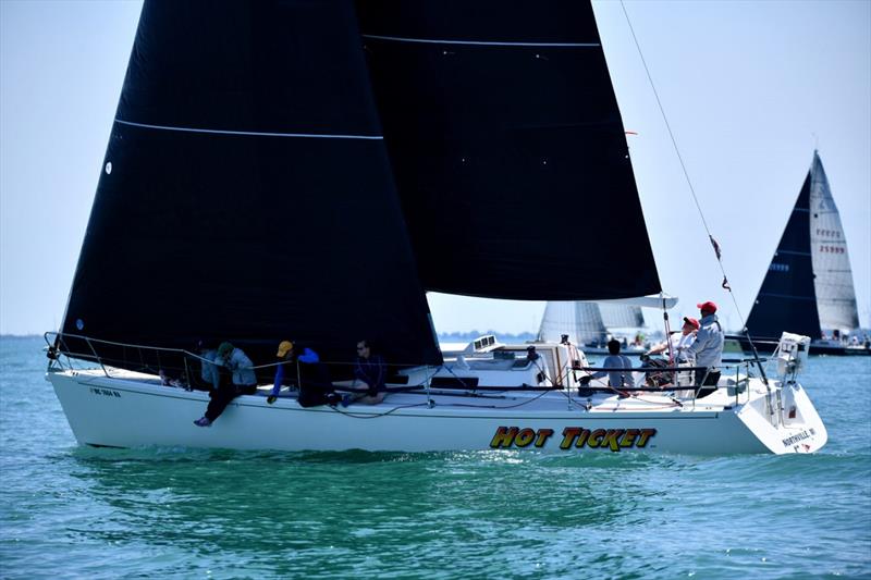 sailboat race from port huron to mackinac
