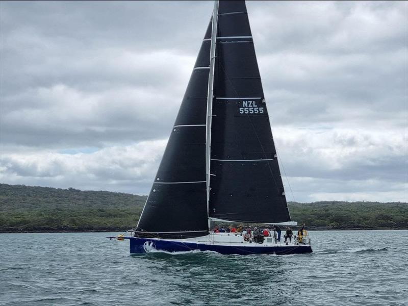 V5 racing at Iliomana Buoy - photo © Brian Petersen