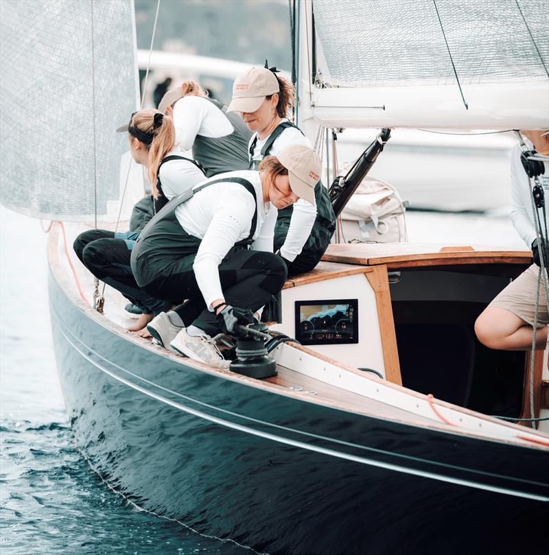 Nostromino II gemisindeki tamamı kadınlardan oluşan mürettebat - fotoğraf © Boat Attitude International tarafından çekilmiştir.