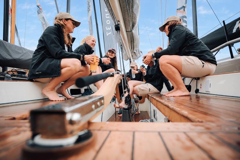 Nostromino II gemisindeki tamamı kadınlardan oluşan mürettebat - fotoğraf © Boat Attitude International tarafından çekilmiştir.