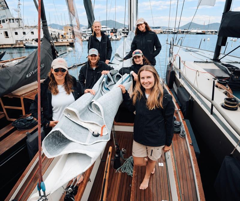 Yumuşak mavi bir gökyüzünün altında yelken açmak - fotoğraf © Boat Attitude International tarafından çekilmiştir.