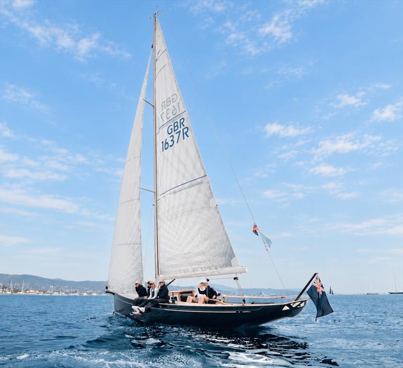 Yumuşak mavi gökyüzü altında yelkenli tekneler - fotoğraf © Boat Attitude International tarafından çekilmiştir.