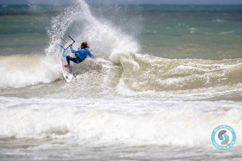 Airton throwing fans for the fans - photo © Ydwer van der Heide