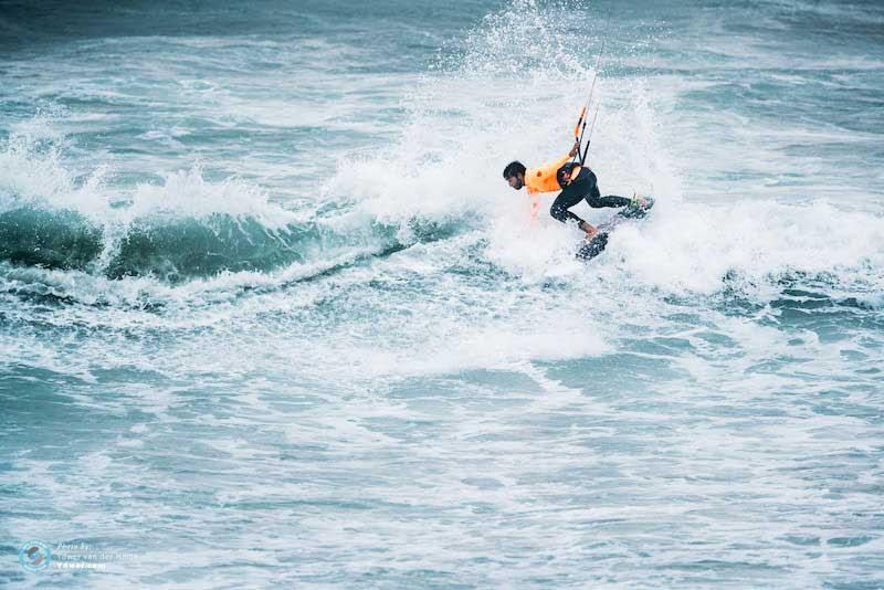 Sebastian drives the tail - 2018 GKA Kite-Surf World Tour Torquay - Day 4 - photo © Ydwer van der Heide