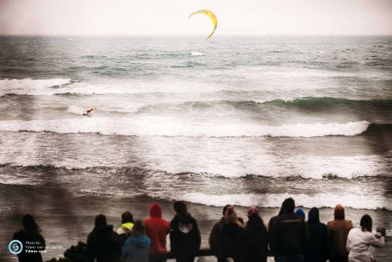 Airton lines one up for the spectators - 2018 GKA Kite-Surf World Tour Torquay - Day 4 - photo © Ydwer van der Heide