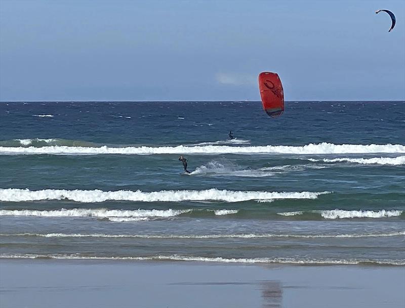 As the afternoon developed, so too did the Nor'easter and the kites gave the boarders a hoot of a time. - photo © John Curnow