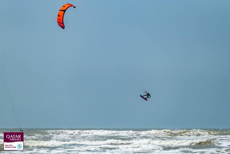 Posito Martinez displayed pure strength and amplitude in his riding - GKA Freestyle-Kite World Cup Colombia day 2 - photo © Andre Magarao
