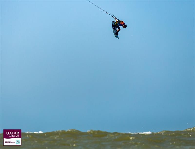 Luis Alberto Cruz sent it into outer space - GKA Freestyle-Kite World Cup Colombia day 2 - photo © Andre Magarao