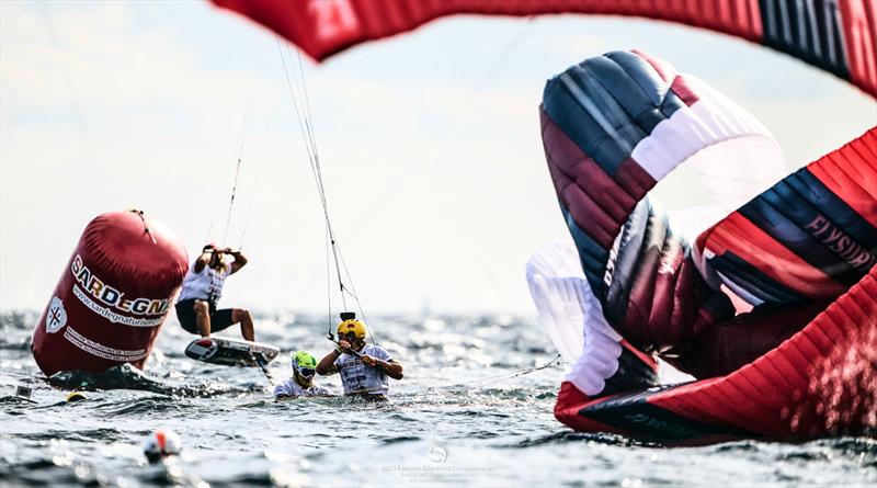 Big kite tangle, with Gian Stragiotti retiring as a result - 2025 Formula Kite World Championships Quartu Sant'Elena - Day 4 - photo © IKA Media / Robert Hajduk