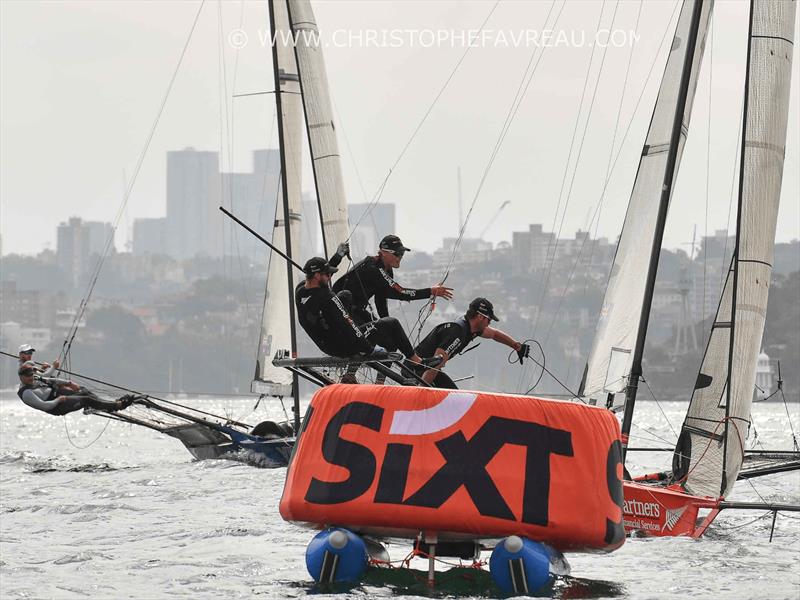 SIXT gibi sponsorlar, Avustralya'nın Sidney Limanı'ndaki su üzerindeki reklam panolarını takdir ediyor - fotoğraf © MarkSetBot