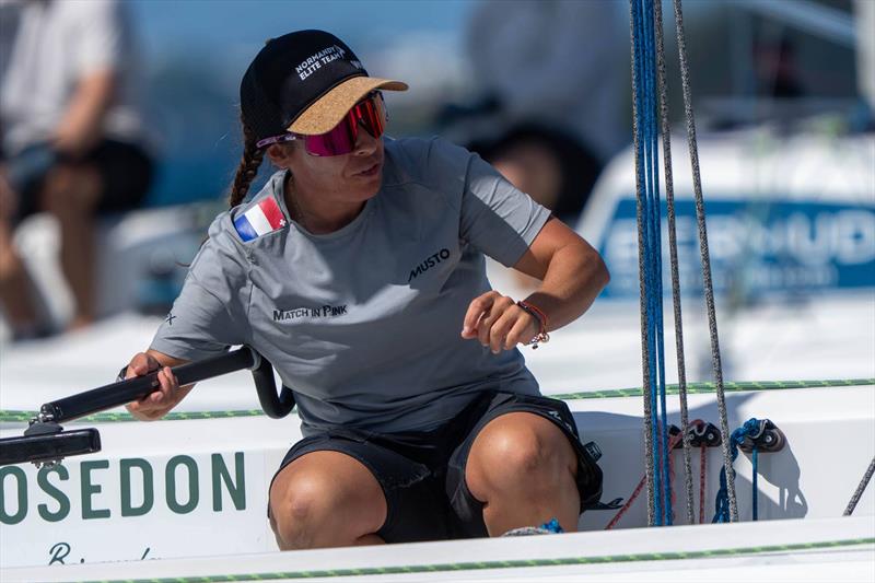 Pauline Courtois (FRA), 2026 Bermuda Gold Cup'ın 2. gününde pembe mayo ile maç yaparken - fotoğraf © Ian Roman / WMRT