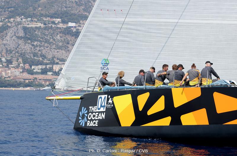 Crew stacked up on the bow of the VO65 Ambersail 2 in an effort to reduce wetted surface at the transom. - photo © Carloni - Raspar / CVS