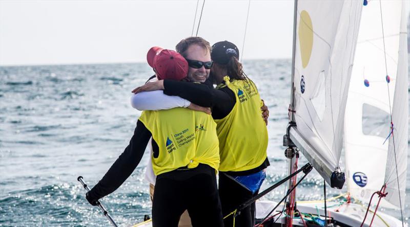 Keen with 2017 Youth Sailing World Champions Carmen and Emma Cowles (Girls I420, USA) photo copyright Jesus Renedo / Sailing Energy / World Sailing taken at 