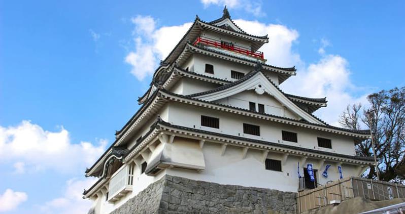 Beautiful Karatsu Castle, overlooking the course. - photo © David Sygall