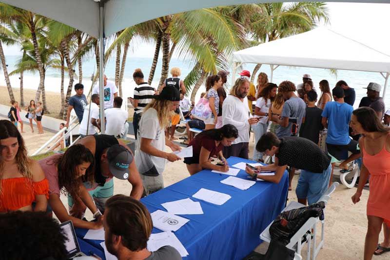 Roll up and sign on the line! - photo © Event Media