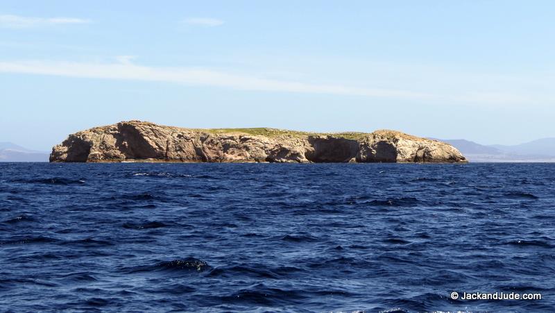 Iles de Phoques  Caves and good diving - photo © Jack and Jude