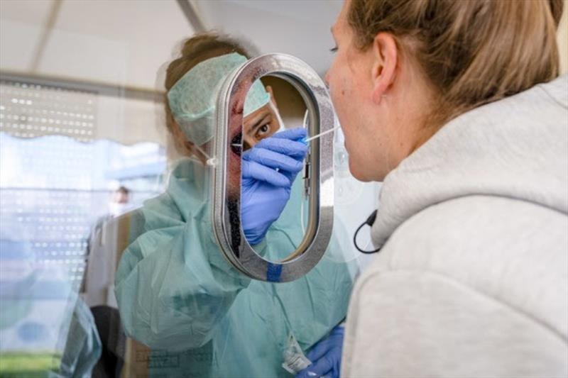 Professor Maneesh Singh (England) conducts the saliva test. - photo © Sascha Klahn