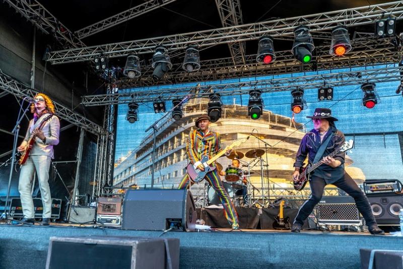 Rock cover band Legazy entertained crews at the Allas Sea Pool Party - photo © Pepe Korteniemi / pepe@photex.fi