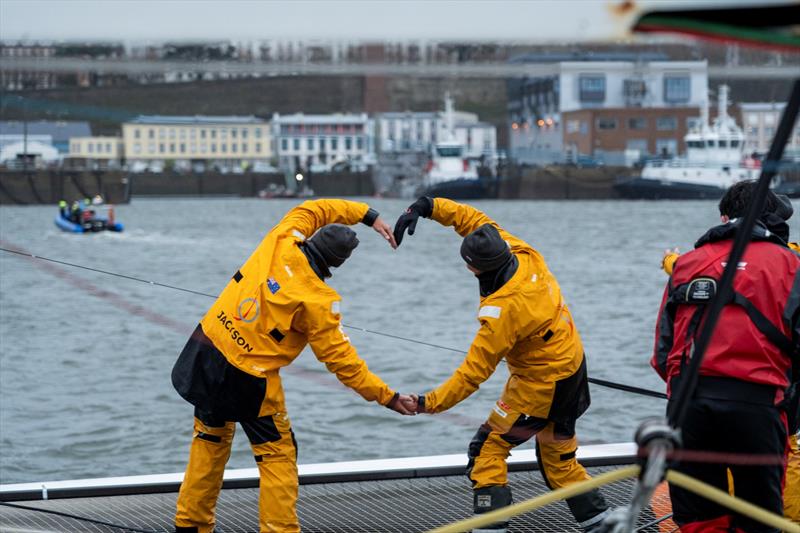 Arrival of Alexia Barrier and his crew of The Famous Project CIC Dee Caffari, Annemieke Bes, Rebecca Gmür Hornell, Deborah Blair, Molly LaPointe, Támara Echegoyen, and Stacey Jackson - photo © Alexander Champy-McLean