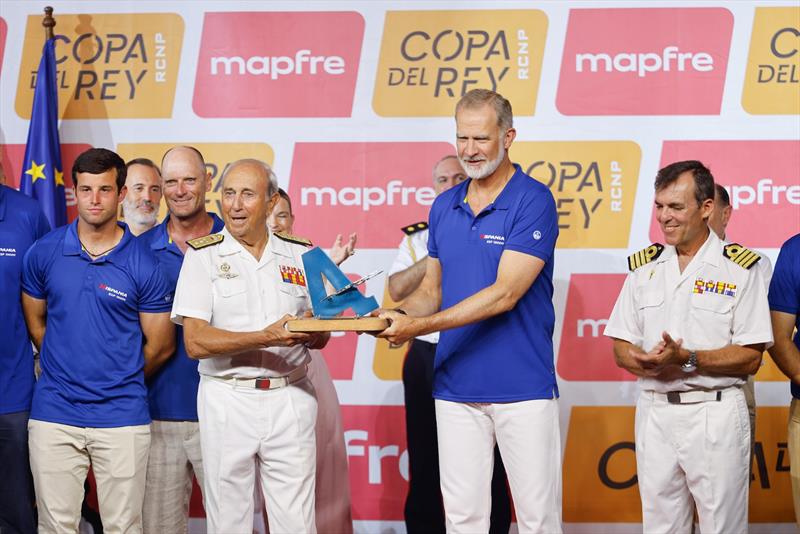 Rodríguez-Toubes and King Felipe - 44th Copa del Rey Mapfre photo copyright María Muiña / Copa del Rey Mapfre taken at Real Club Náutico de Palma