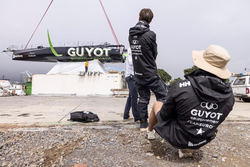 The technical team built the work area for the repair from the two team containers and tarpaulins - photo © Felix Diemer / GUYOT environnement - Team Europe